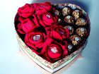 Сердце с конфетами и цветами